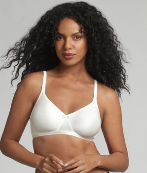 Non-wired bra in ivory Satiny Micro-Support